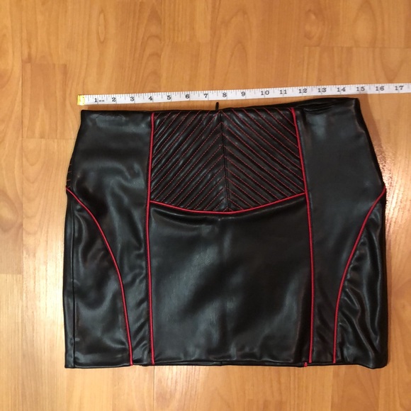 Faux leather skirt mini skirt with pink piping - Picture 3 of 11